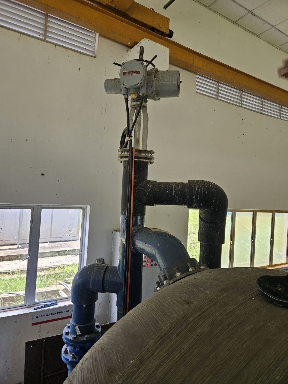 Sand filter actuator and valve assembly